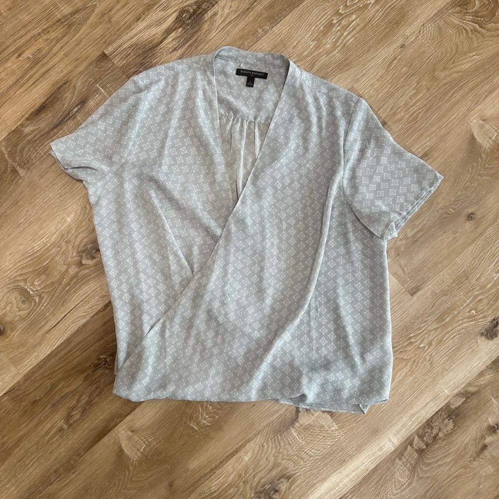 Banana Republic Light Blue Short-Sleeve Wrap-Style Button Down Shirt
